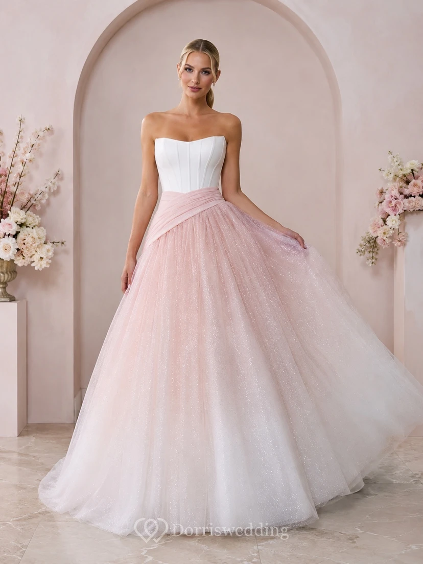 Schlichtes, bodenlanges, trägerloses Brautkleid aus Satin und Tüll in zartem Rosa