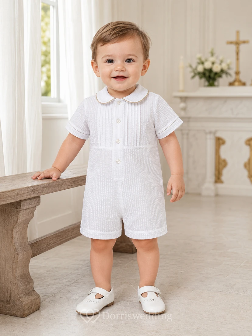 Sommerlicher weißer Kurzarm-Baby-Jungen-Taufanzug mit feinen Abnähern und kurzen Ärmeln, verziert mit feinen Biesen