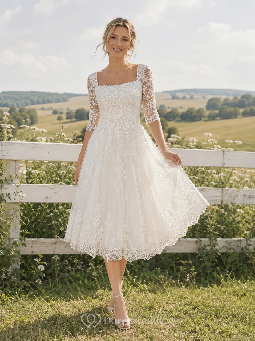 Vestido de novia campestre modesto de estilo vintage, largo hasta la rodilla, escote cuadrado y mangas tres cuartos de encaje.
