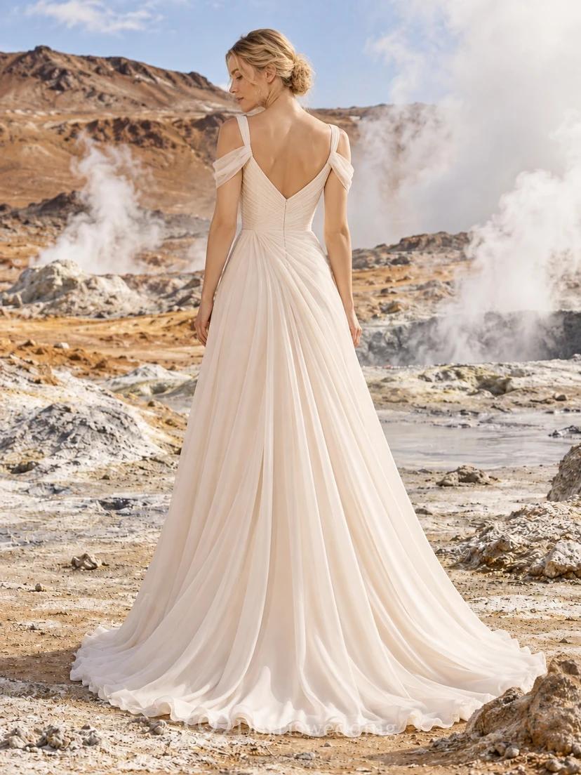 Sencillo vestido de novia de gasa con corte en A, tirantes en forma de corazón y tirantes drapeados. view 2
