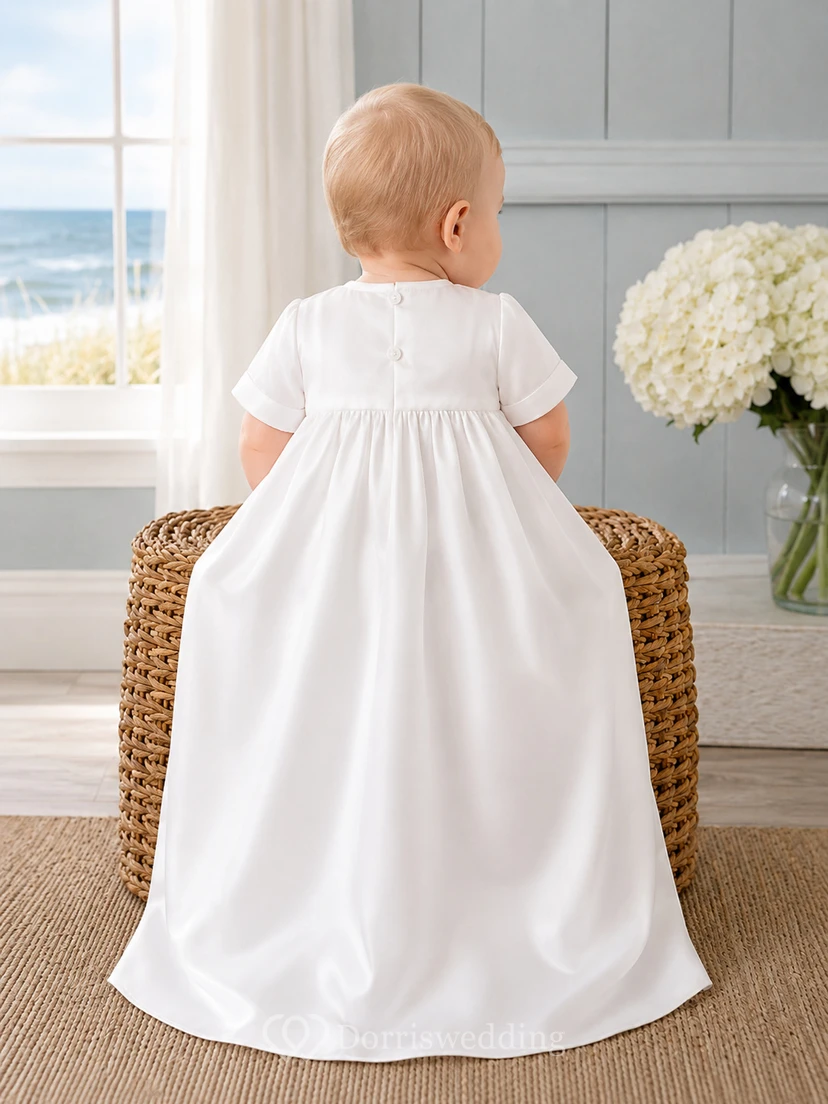 Schlichtes, mattes Satin-Taufkleid in A-Linie mit kurzen Ärmeln, bodenlang view 2