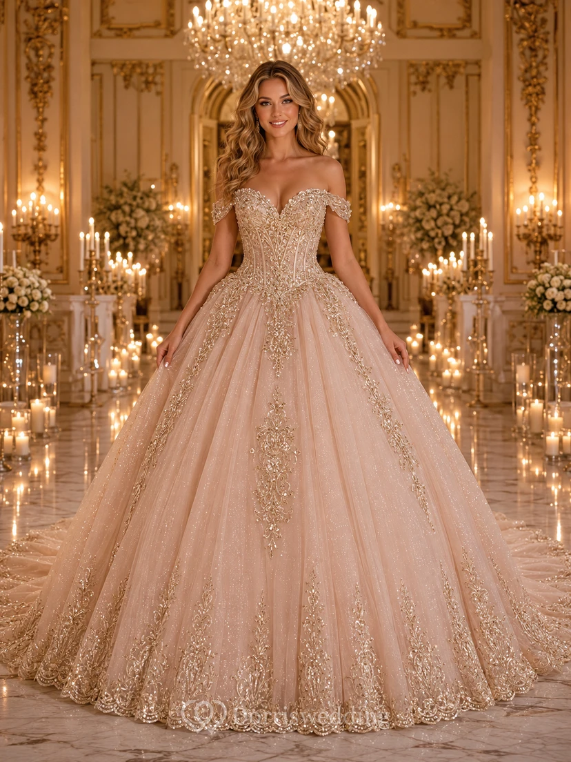 Vestido de quinceañera de encaje dorado con escote corazón, hombros descubiertos y cola catedral, iluminado con velas y color champán.