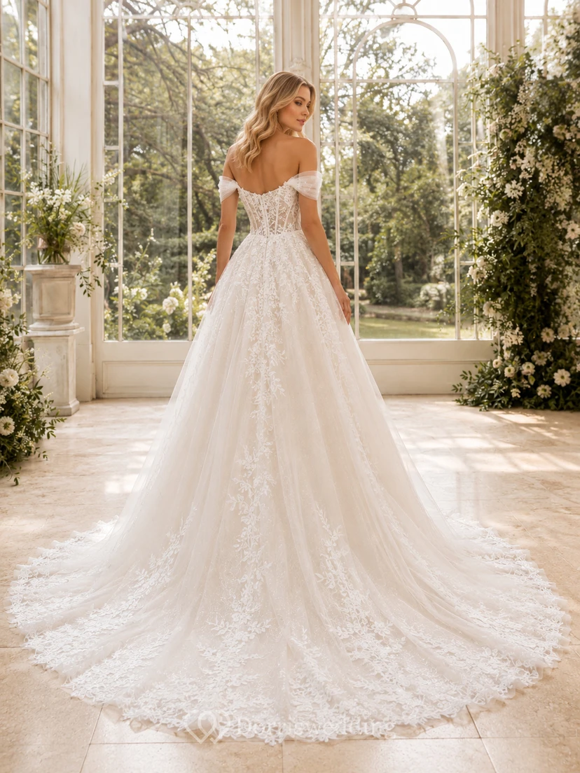 Robe de mariée romantique en dentelle et tulle, épaules dénudées, coupe trapèze courte, ornée d'appliques et d'une jupe classique à volants, fermeture éclair au dos. view 2