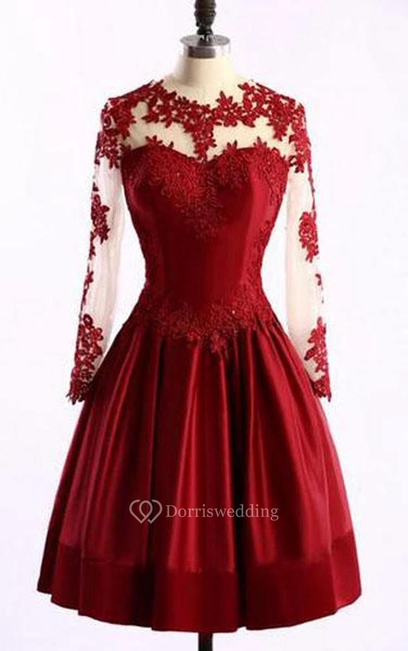 Vestido de satén con apliques de encaje y abertura en forma de ojo de cerradura, manga corta y larga