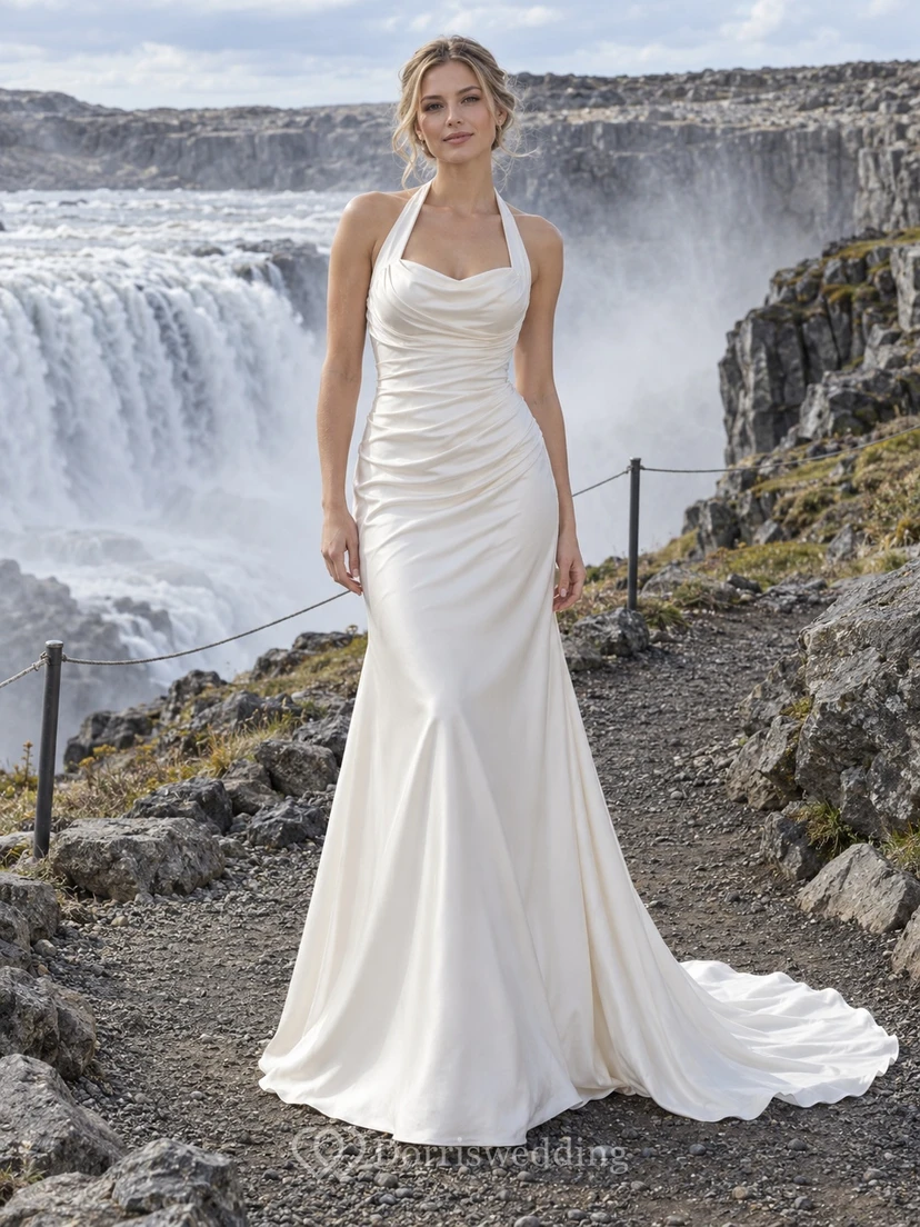 Vestido de novia de charmeuse estilo sirena con escote halter, cuello drapeado y torso fruncido.