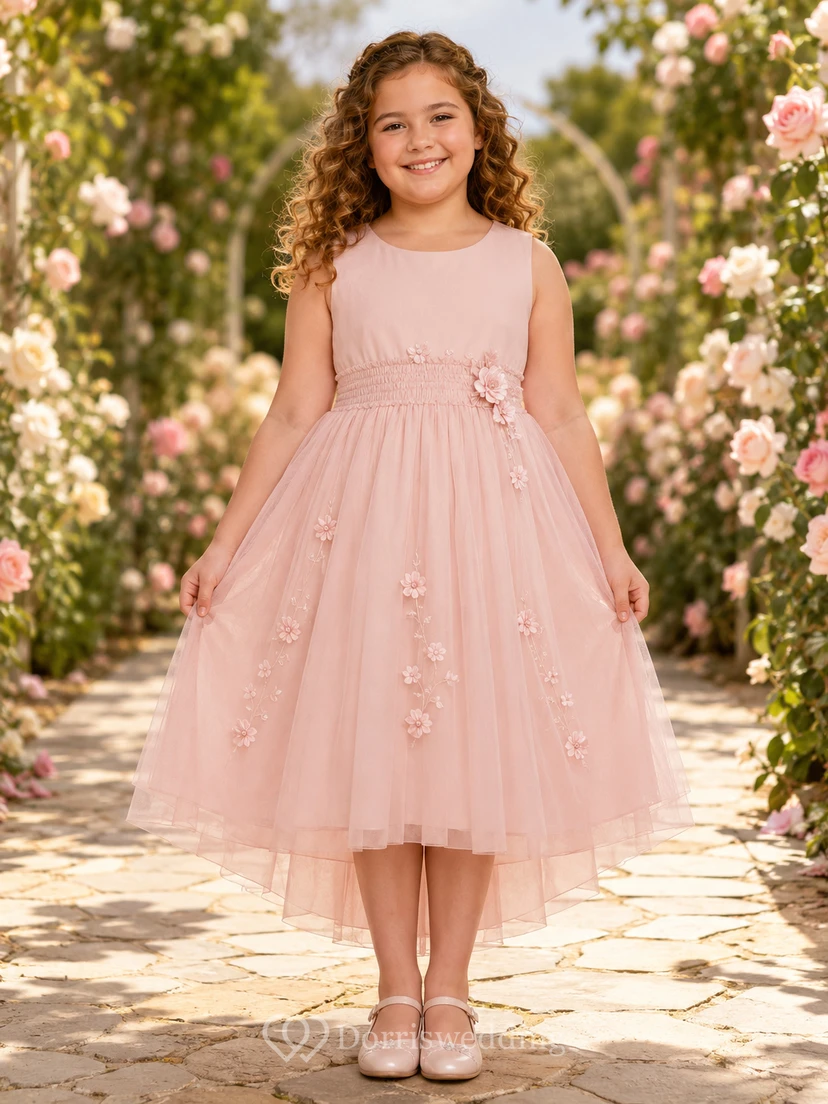 Robe de demoiselle d'honneur en dentelle rose poudré et tulle, coupe trapèze, manches courtes, col rond, longueur thé