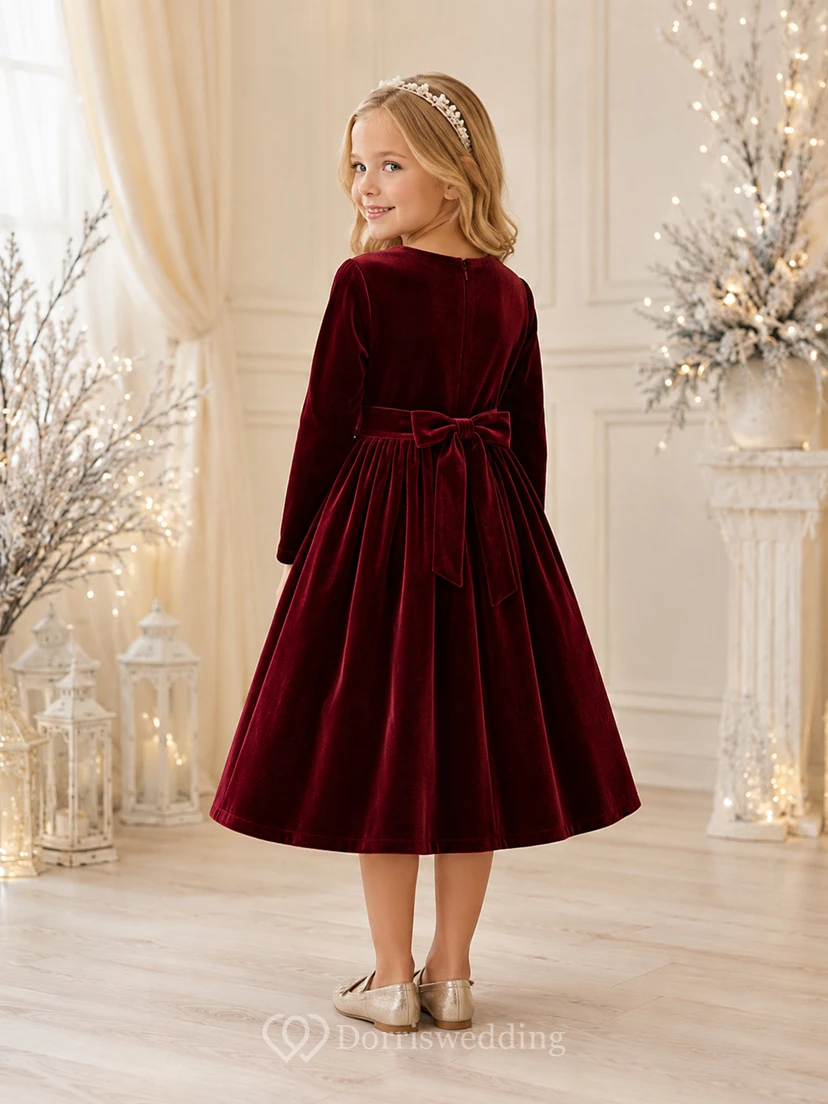 Robe vintage mi-longue trapèze en velours bordeaux à manches longues et col rond, idéale pour une demoiselle d'honneur. view 2