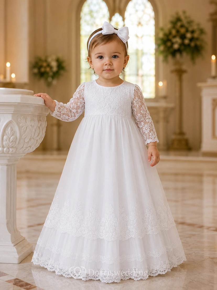 Vestido clásico y modesto para ceremonia de bautizo. Corte en A, largo hasta el suelo, cuello joya, manga larga de encaje, tul y espalda abotonada.