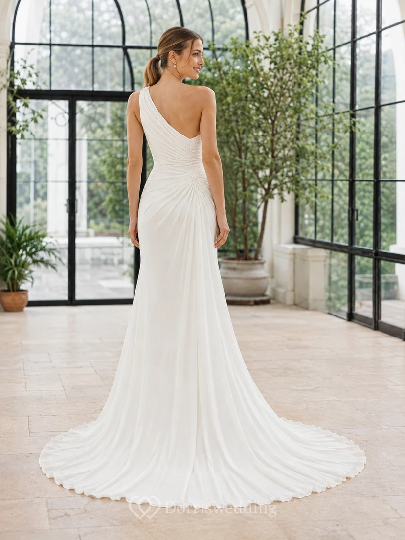 Vestido de novia sencillo de sirena, asimétrico, con fruncido en la cadera y largo hasta el suelo. view 2