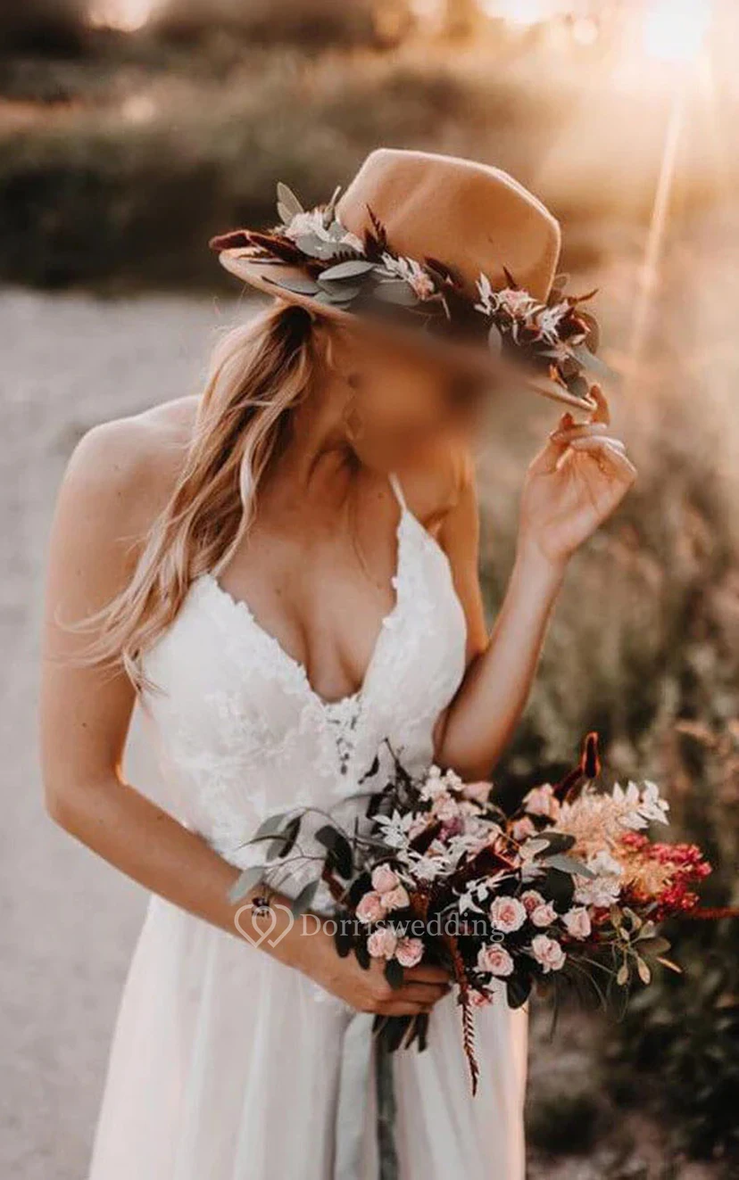Vestido de novia bohemio de corte imperio, sin espalda y con tirantes finos y encaje. view 2