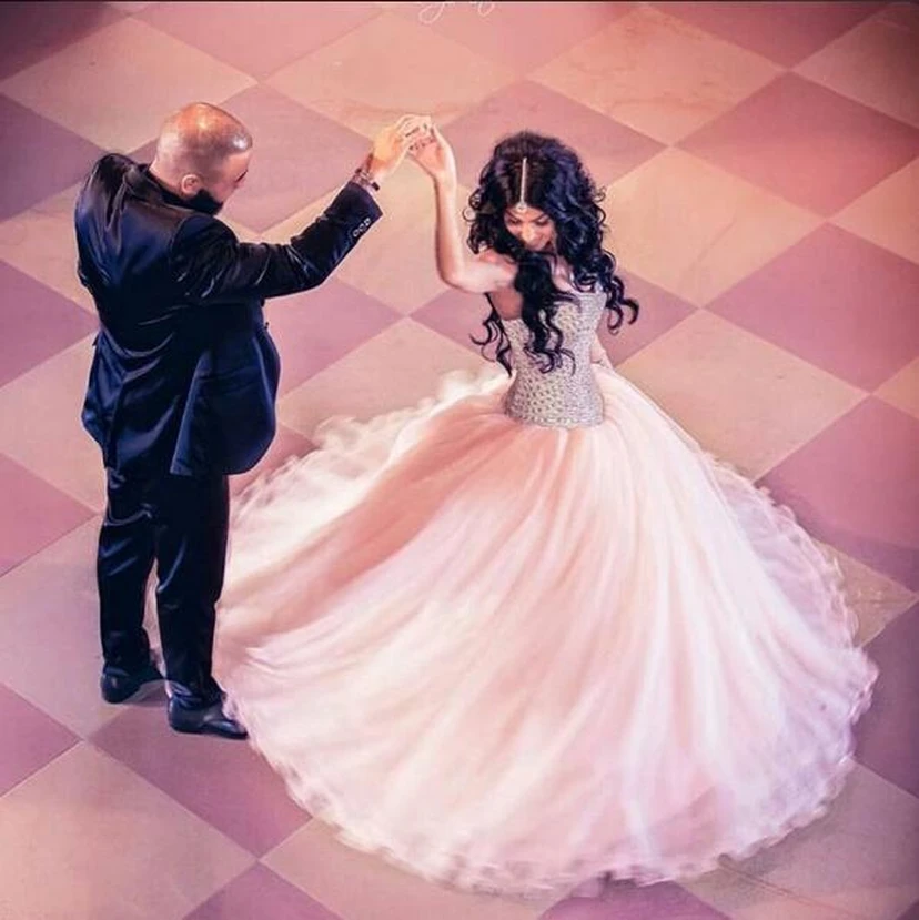 Impresionante vestido de noche de princesa de tul con cristales, largo hasta el suelo, ideal para quinceañeras. view 2