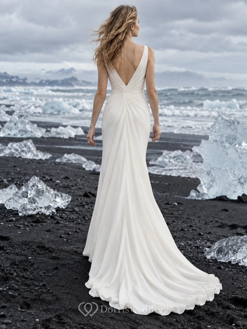 Vestido de novia sencillo sin mangas de georgette, de corte recto, con escote en V cruzado y drapeado lateral. view 2