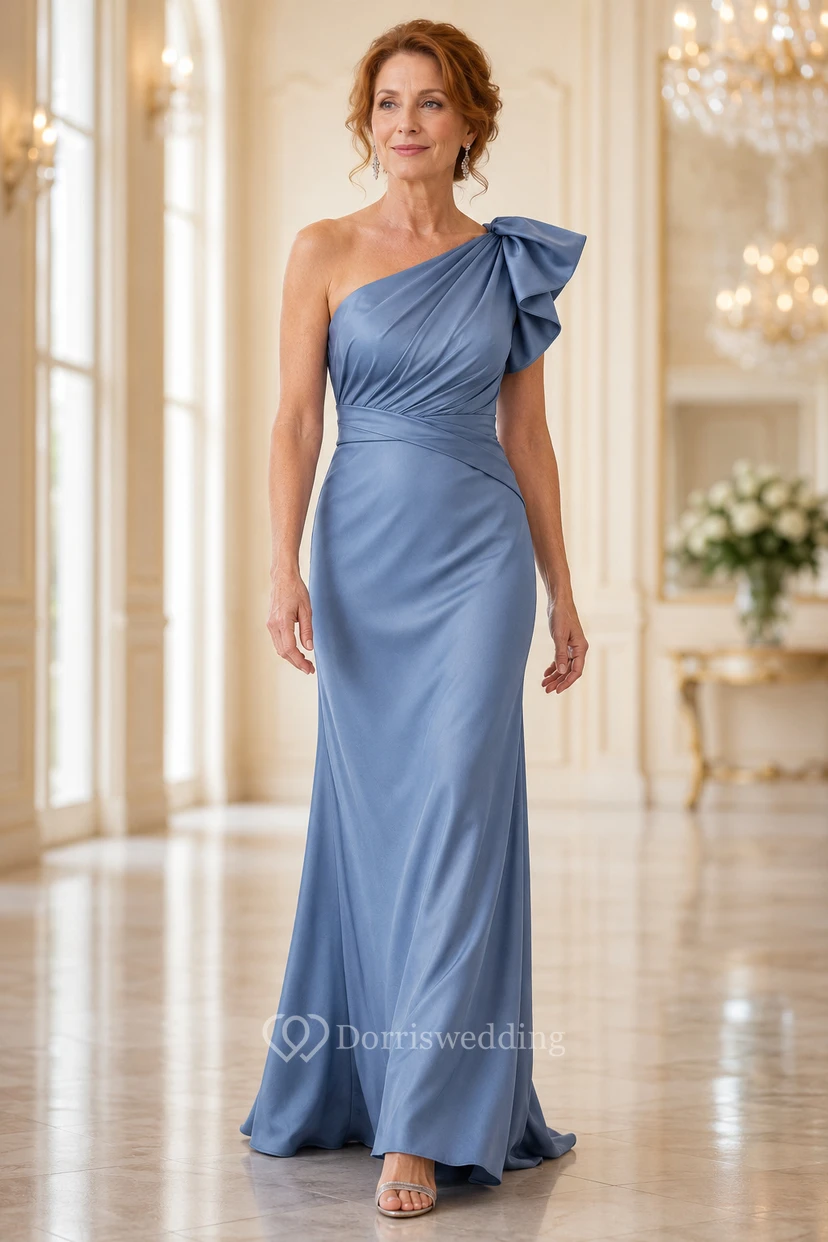 Hellblaues, schulterfreies Satin-Etuikleid mit Schleifenärmel
