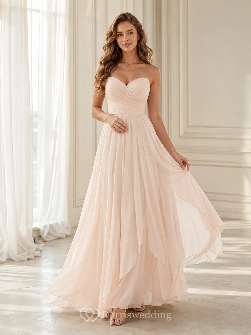 Vestido de noche largo hasta el suelo, de gasa rosa empolvado, sin mangas, con escote corazón y pliegues.