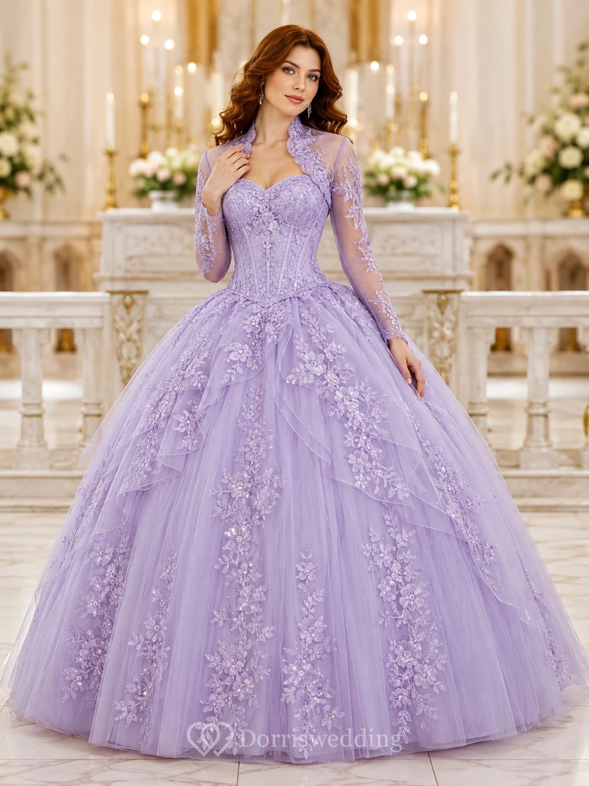Vestido de princesa de quinceañera con escote corazón, mangas largas ilusión y encaje tonal, ideal para ceremonias en iglesias.