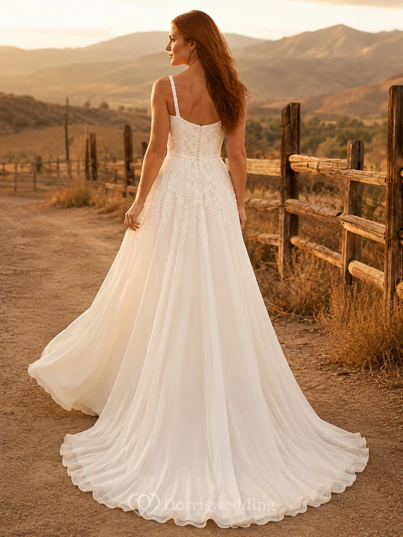 Robe de mariée champêtre en tulle, coupe trapèze, bretelles spaghetti et traîne chapelle view 2