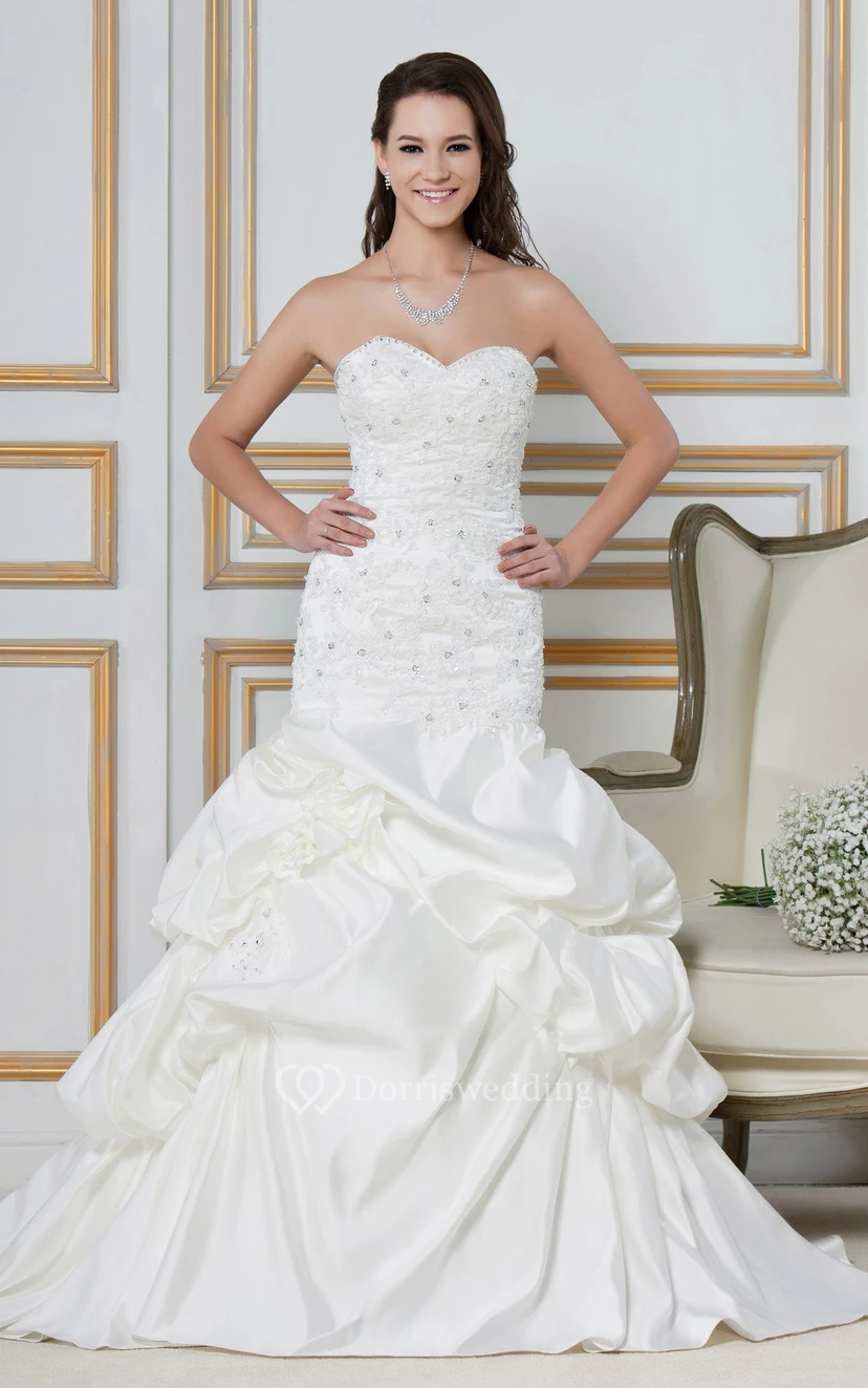 Elegantes, herzförmiges, appliziertes Kleid mit Raffung, Schmucksteinen und Korsettrücken