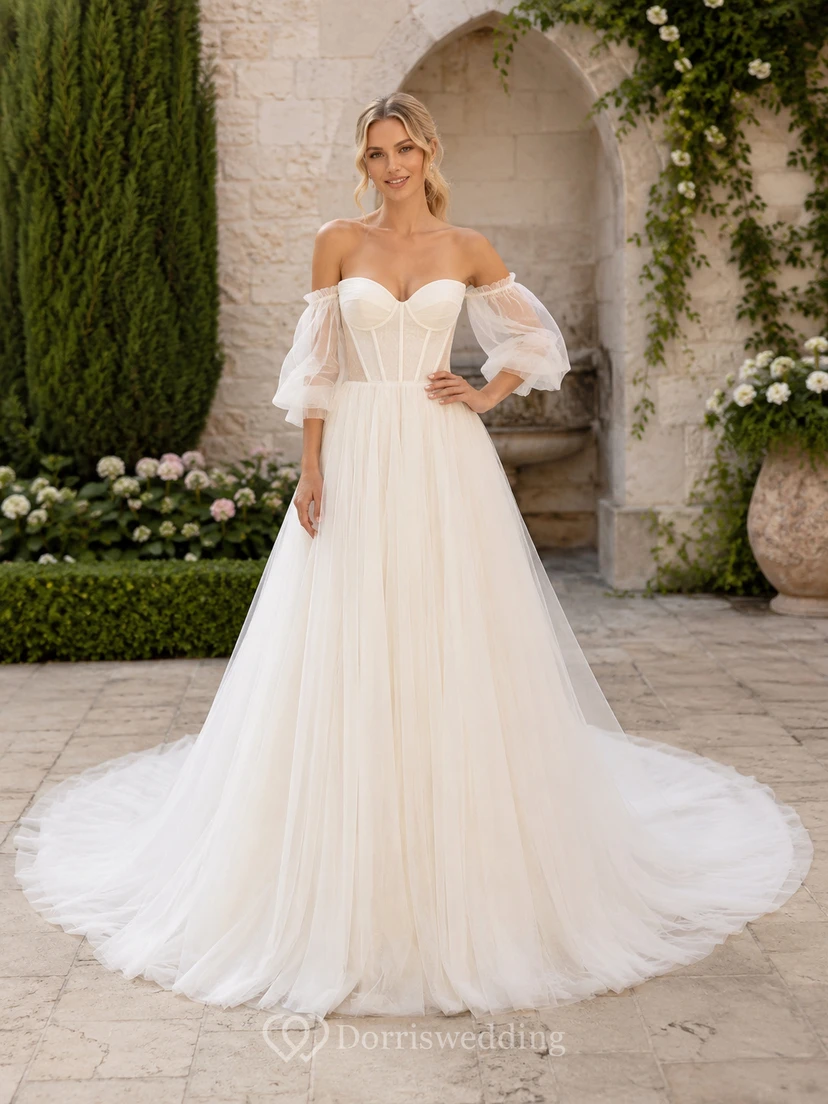 Robe de mariée en dentelle et tulle, coupe trapèze, bustier cœur, manches courtes, traîne.