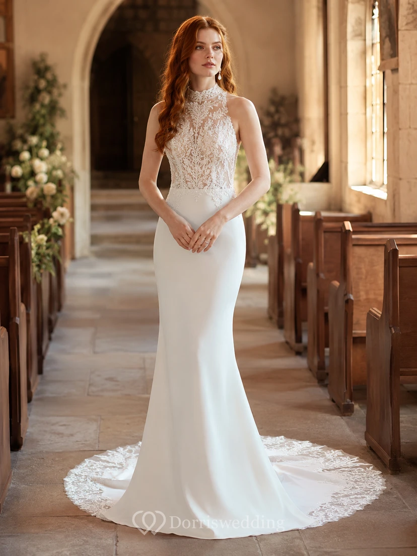 Robe de mariée fourreau à corsage en dentelle et col montant, style chapelle, pour un portrait.
