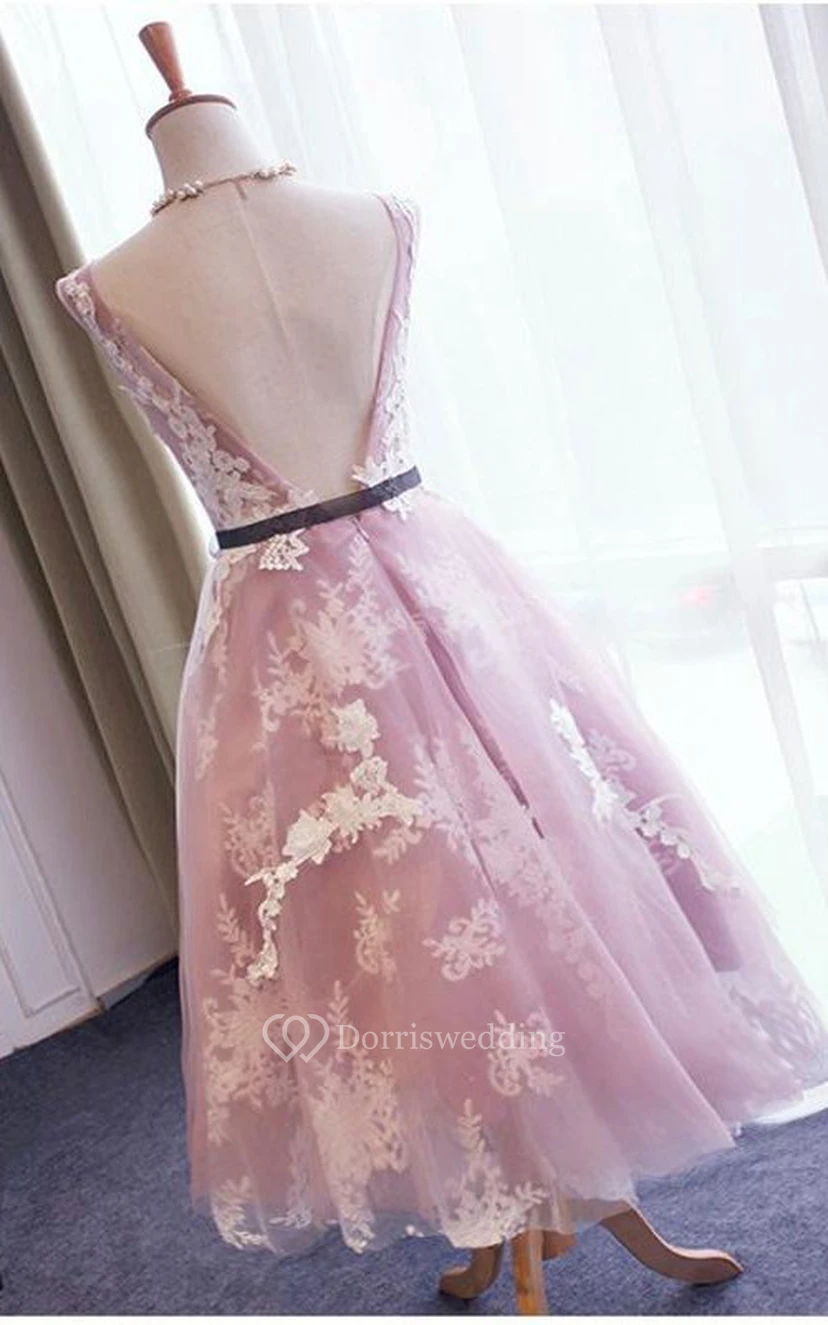 Precioso vestido de encaje sin mangas con espalda en V y largo hasta la rodilla view 2