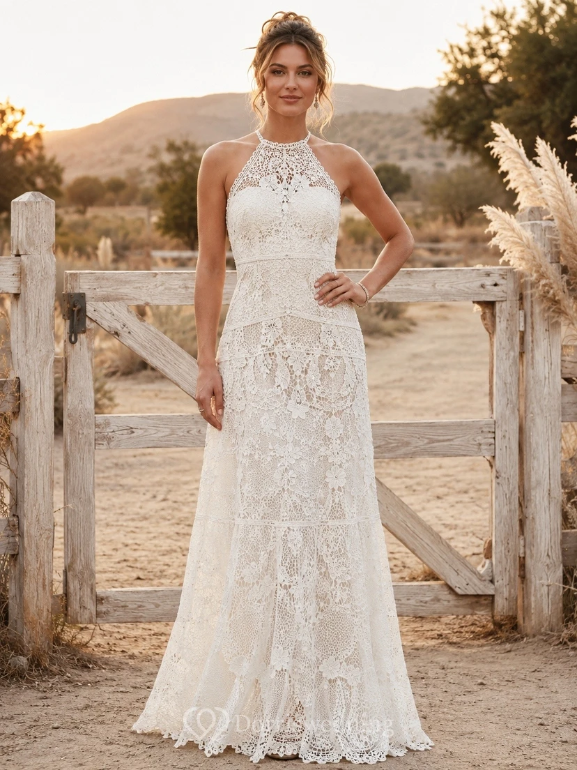 Vestido de novia rústico de encaje con cuello halter, sin mangas y cola de sirena.