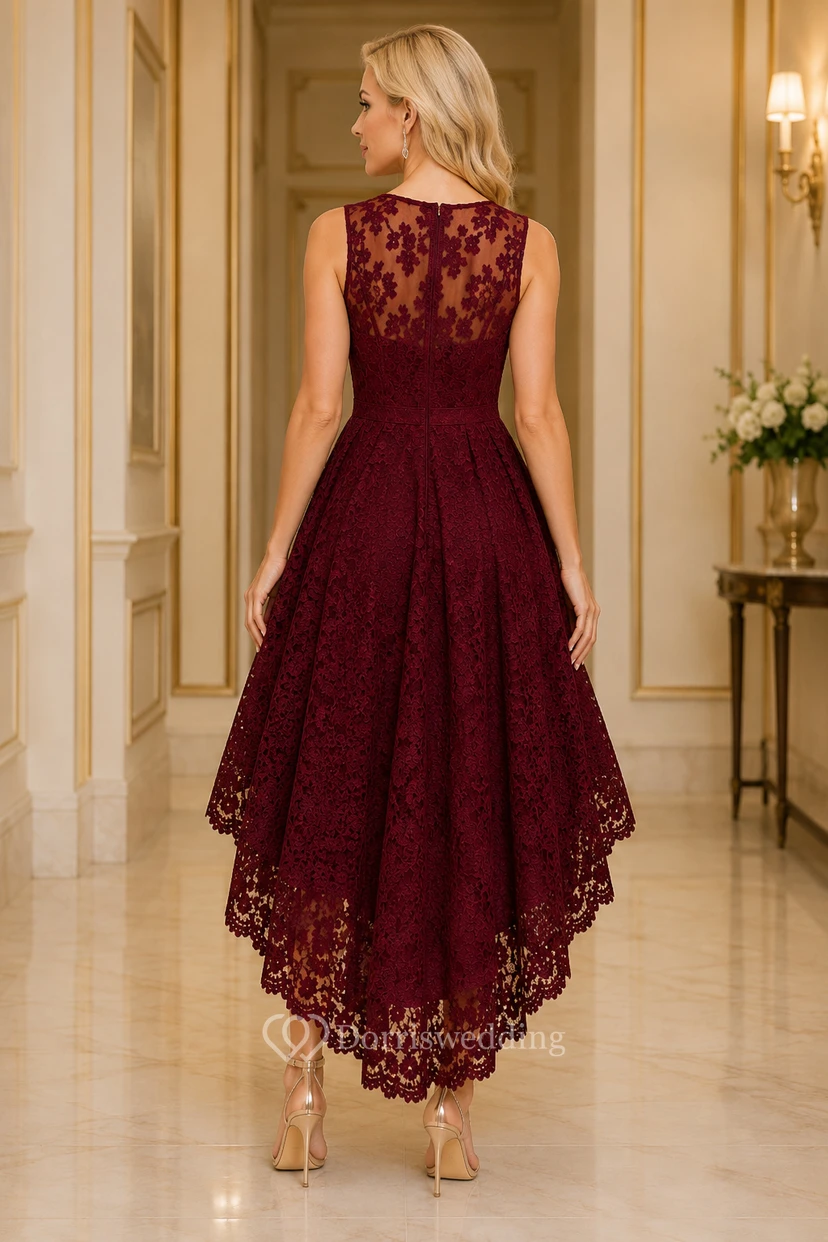 Robe de cocktail bordeaux en dentelle, coupe trapèze asymétrique, col bijou illusion et ourlet festonné view 2