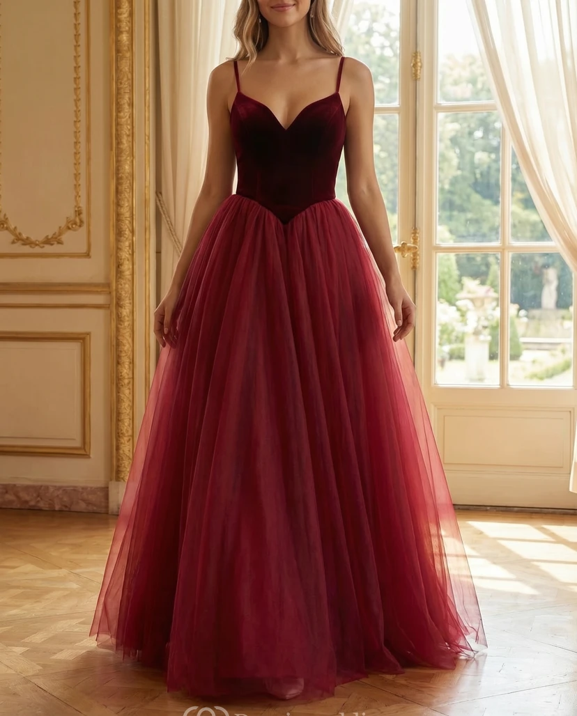 Burgunderfarbenes Ballkleid aus Samt und Tüll mit Spaghettiträgern