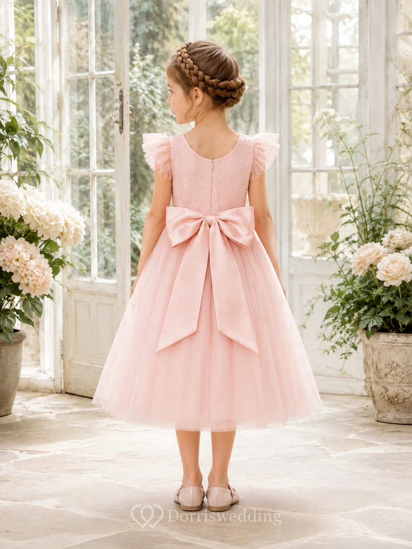 Robe de demoiselle d'honneur en tulle rose poudré à manches à volants, coupe trapèze, avec nœud, en dentelle et longueur thé. Idéale pour un mariage champêtre. view 2
