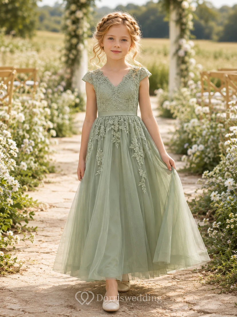 Robe bohème mi-longue trapèze en tulle sauge, col en V, style demoiselle d'honneur, ornée d'appliqués floraux et de dentelle.