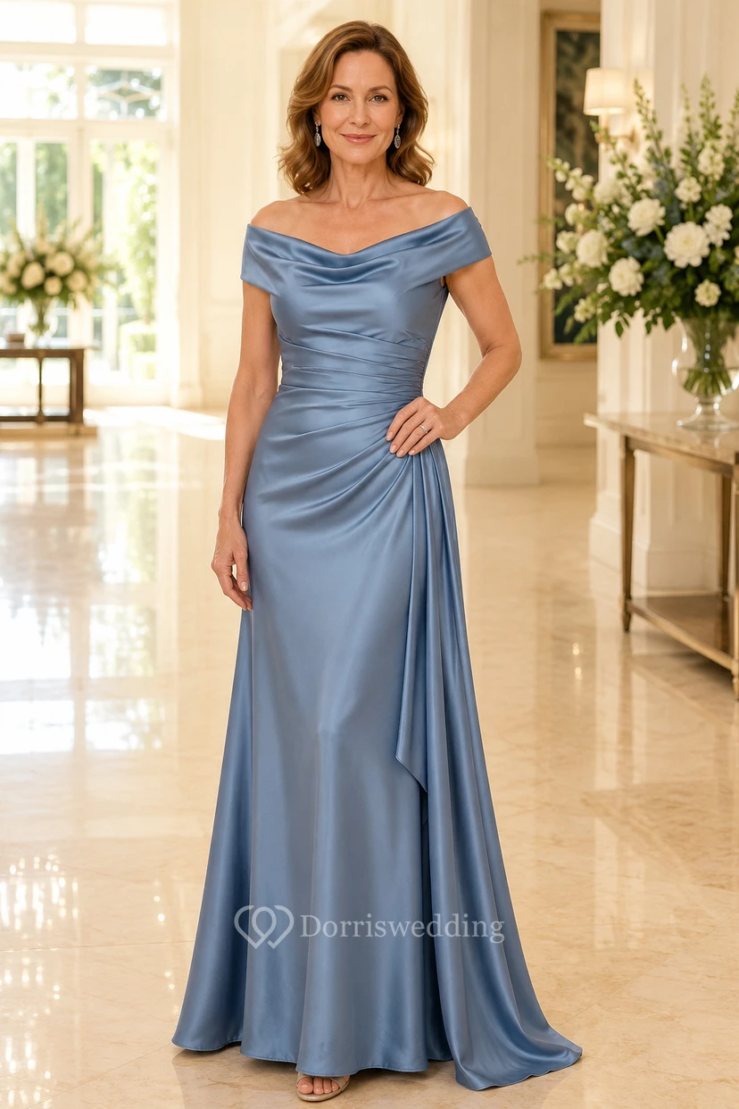 Robe mère bleu acier en satin, coupe trapèze, épaules dénudées et drapé sur le côté