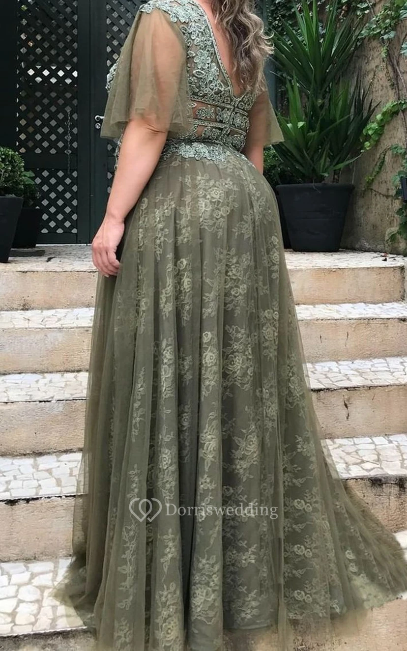 Robe de bal vaporeuse en tulle, coupe trapèze, décolleté plongeant, dos nu et ornée d'appliqués, longueur au sol. view 2