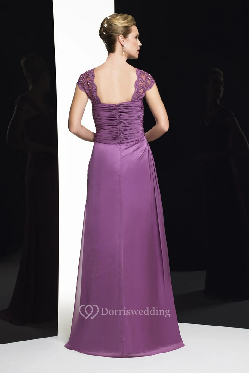 Etuikleid mit kurzen Ärmeln, gekreuztem Ausschnitt, herzförmigem Dekolleté, Satin-Chiffon, mit Perlenstickerei view 2