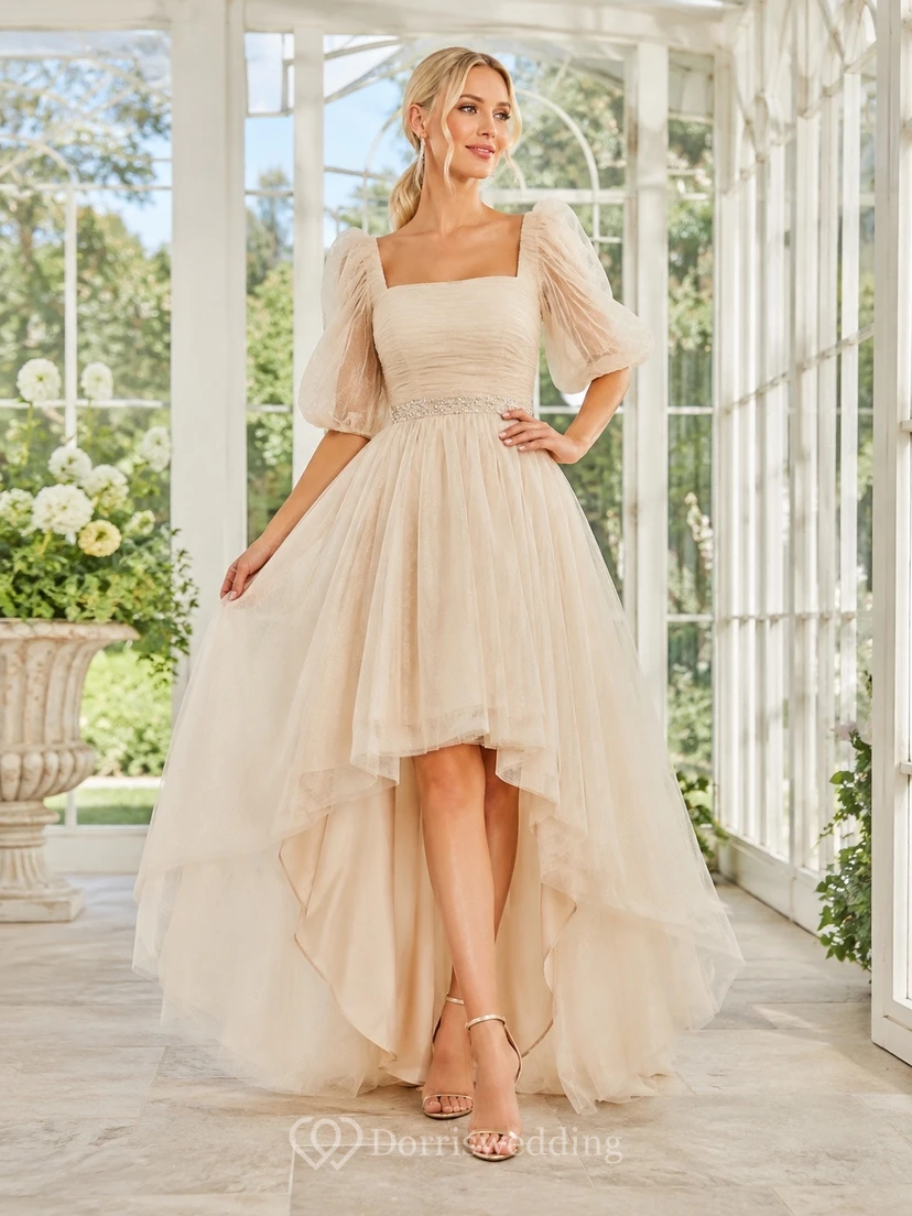 Champagnerfarbenes, formelles Tüllkleid mit eckigem Ausschnitt, Puffärmeln und asymmetrischem Saum