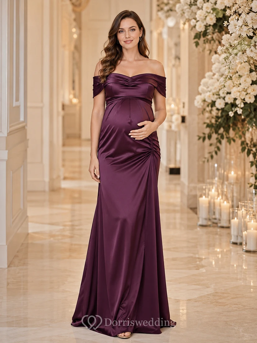 Vestido de maternidad de satén fruncido de manga corta con hombros descubiertos y corte imperio, color ciruela, ideal para invitadas.