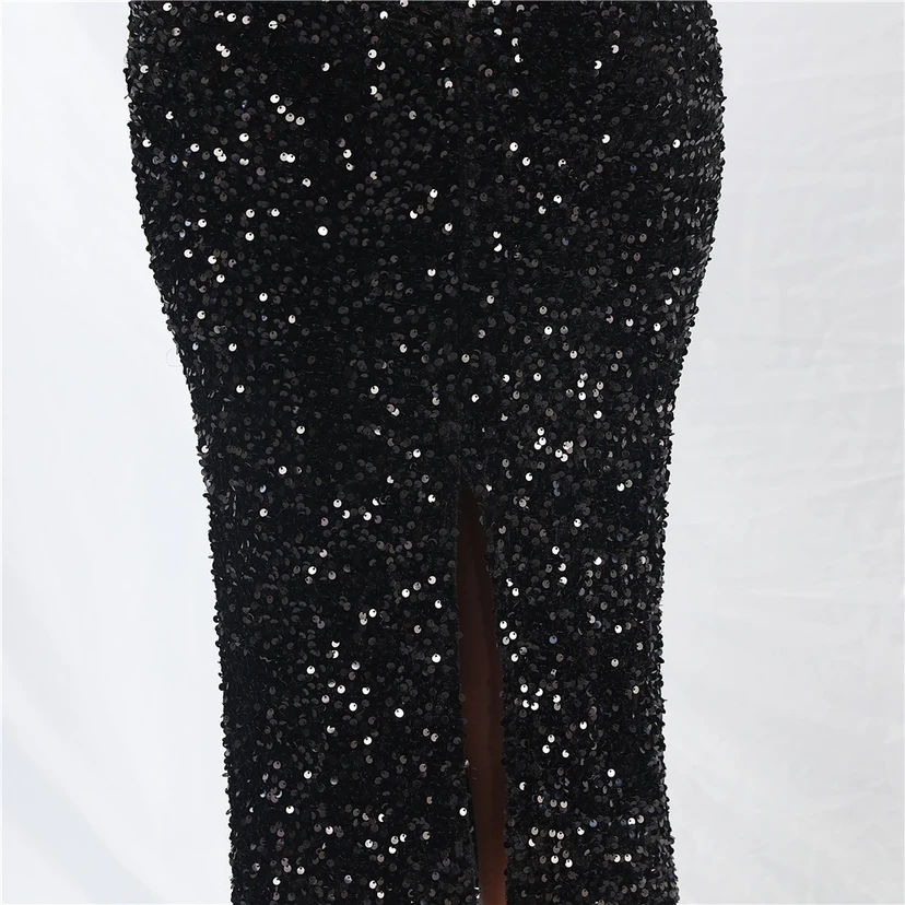 Handgefertigtes, perlenbesetztes Abendkleid aus Straußenfedern und Pailletten view 53