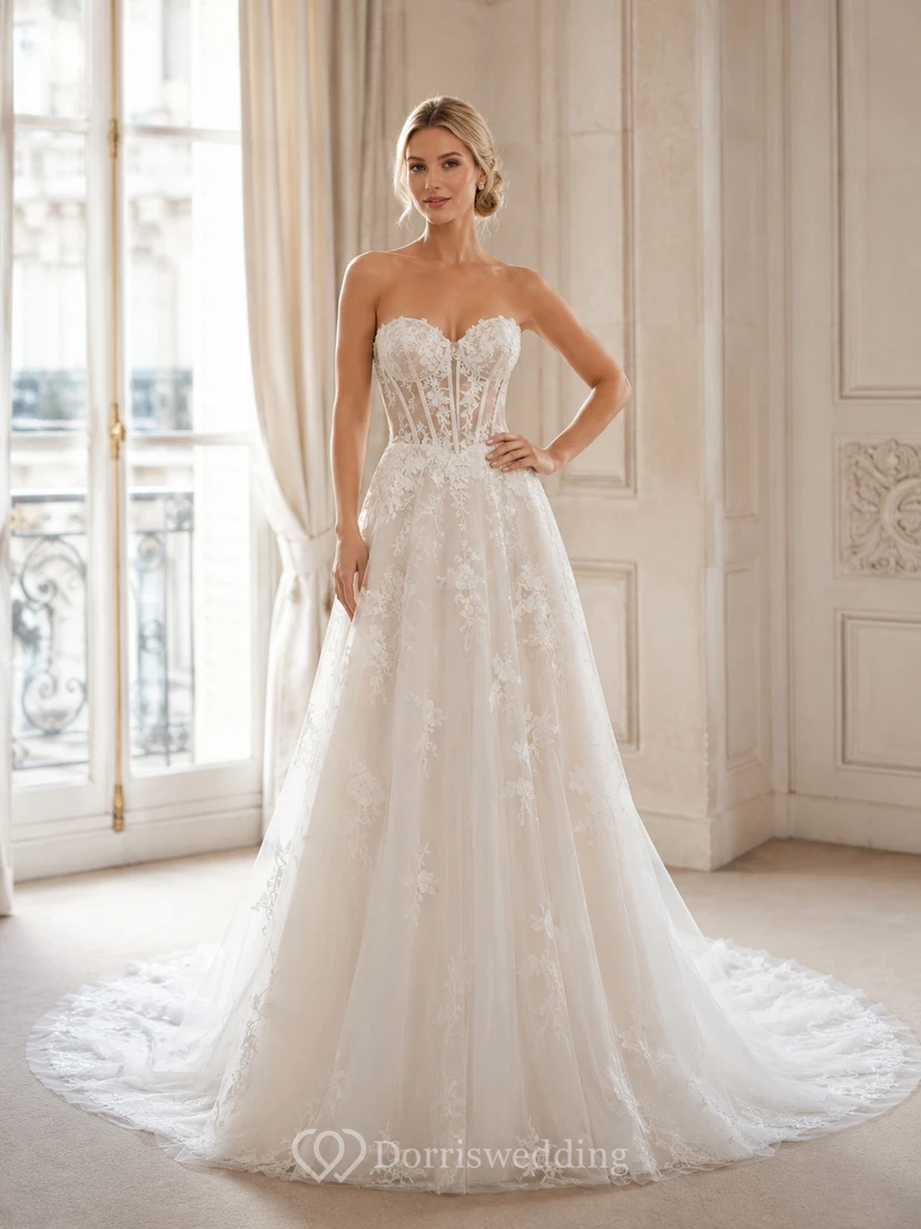 Robe de mariée Gallery Bridal impeccable en dentelle et tulle, bustier cœur, sans manches, coupe trapèze, traîne chapelle, ornée d'appliqués floraux.