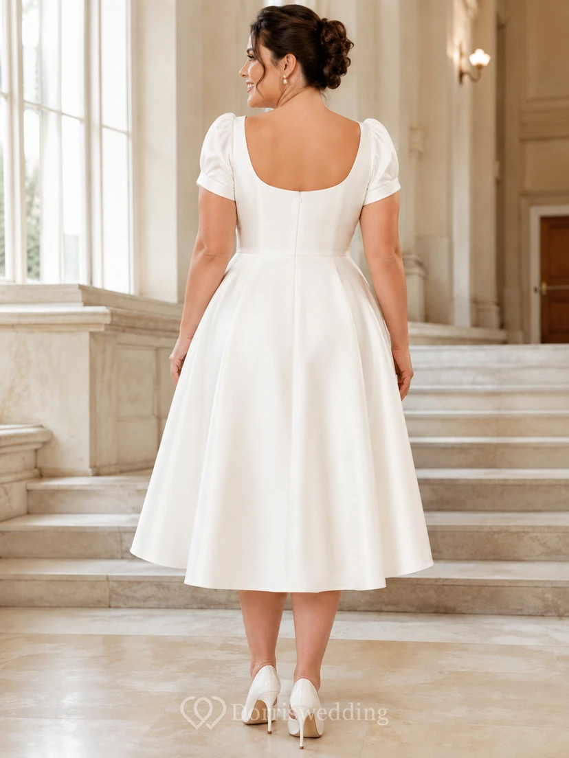 Robe de mariée grande taille en satin, coupe trapèze, manches bouffantes, col carré, grande taille, longueur thé view 2