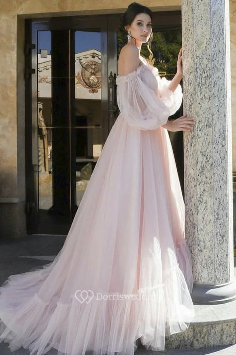 Robe de mariée princesse charmante en tulle, manches 3/4, décolleté cœur et épaules dénudées, manches bouffantes