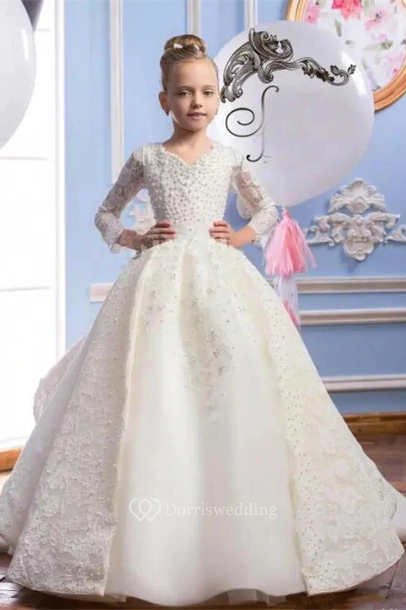 Satin-Ballkleid mit V-Ausschnitt, Perlenstickerei und Stufen