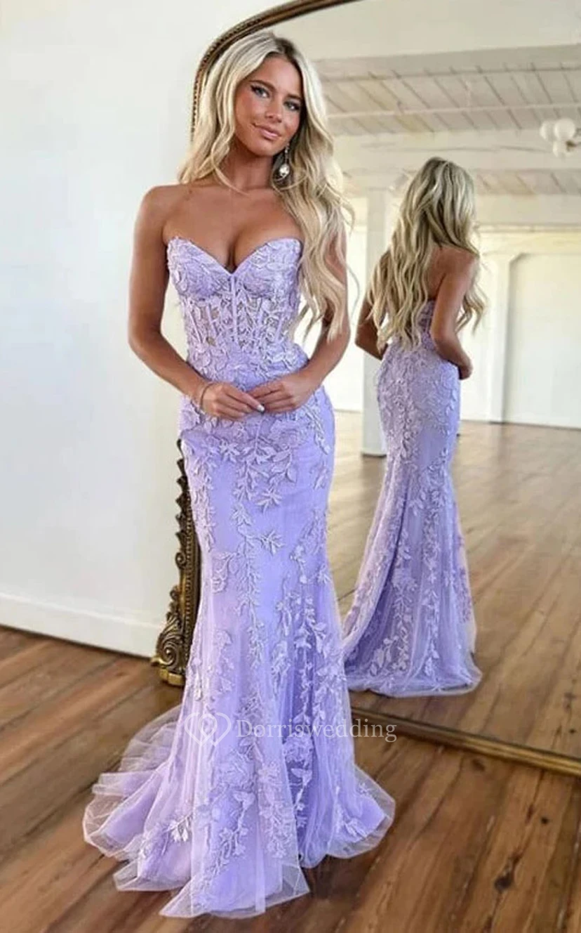 Sexy lila Meerjungfrauen-Etuikleid mit Spitzenapplikationen und Korsettrücken – perfektes Abendkleid für den Abschlussball