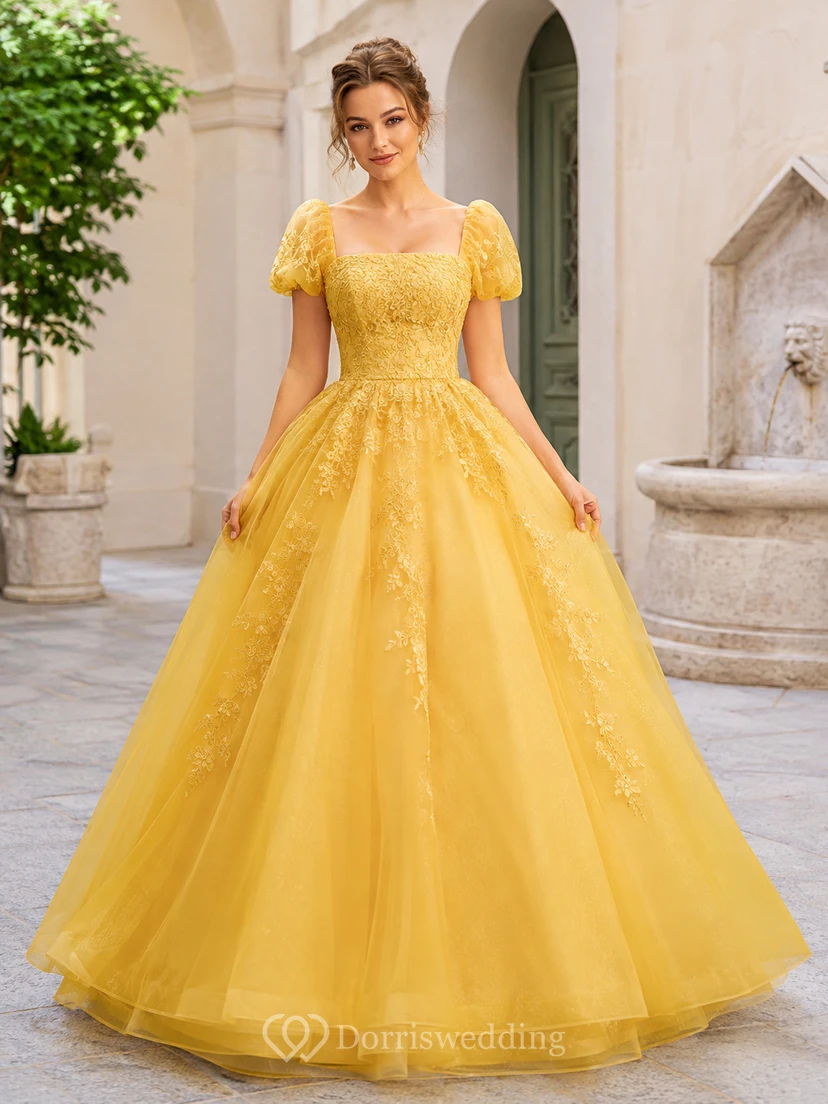 Vestido de fiesta de quinceañera largo hasta el suelo, de tul, con cuello cuadrado, mangas abullonadas y estampado floral amarillo.