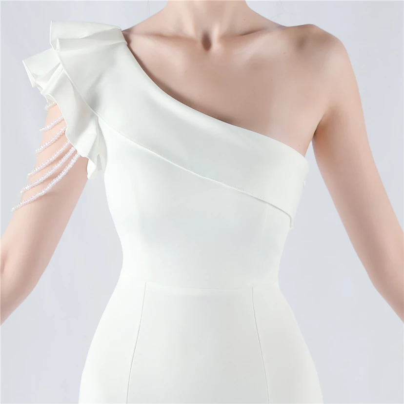 Vestido de noche asimétrico de satén con escote alto y cuello oblicuo, adornado con cuentas. view 69