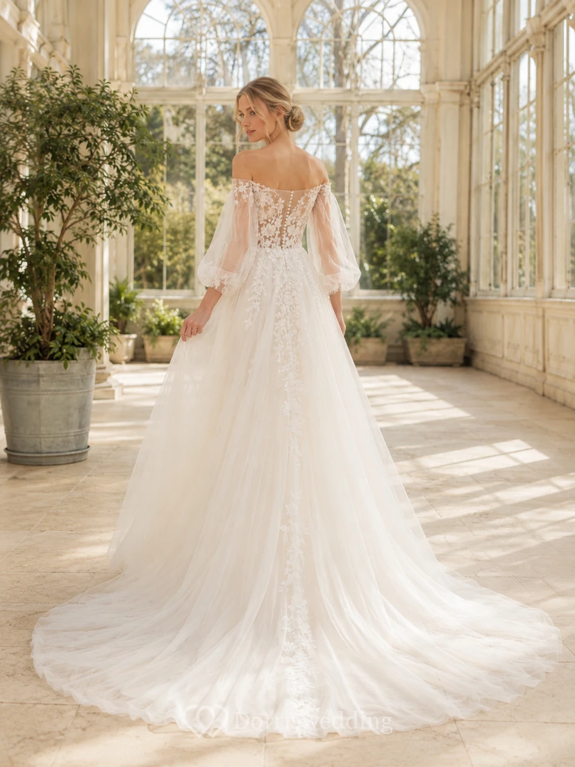 Robe de mariée de luxe en dentelle florale, épaules dénudées, manches longues, coupe trapèze, traîne chapelle festonnée, manches longues et dentelle florale, coupe trapèze. view 2