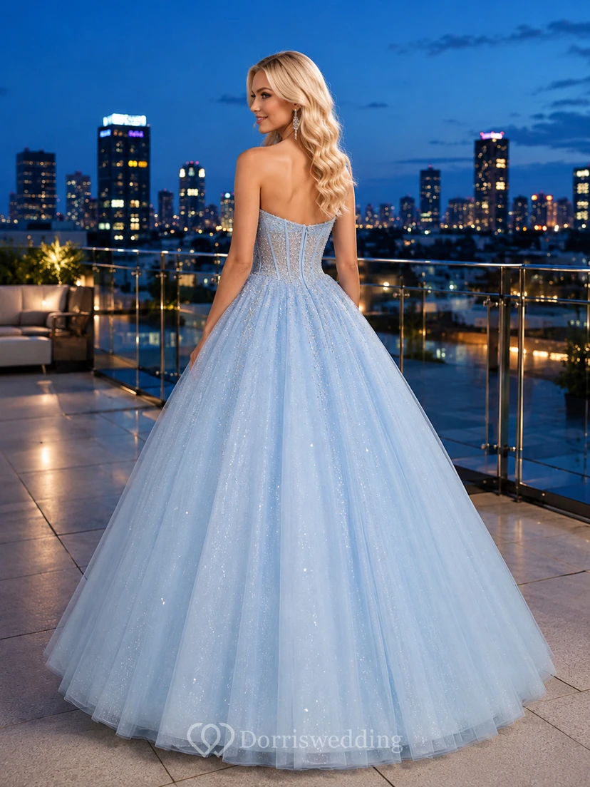 Robe de bal glamour moderne bleu ciel, bustier cœur en tulle pailleté, style Sweet Sixteen, portée sur le toit view 2