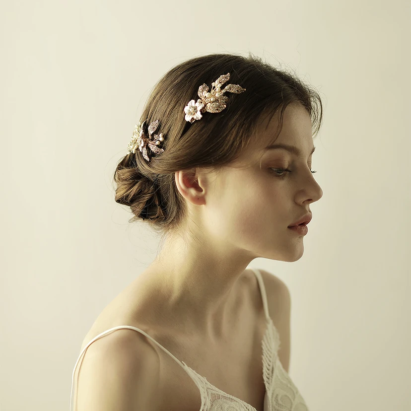 Pinzas y peinetas para el cabello con diamantes de imitación únicos.