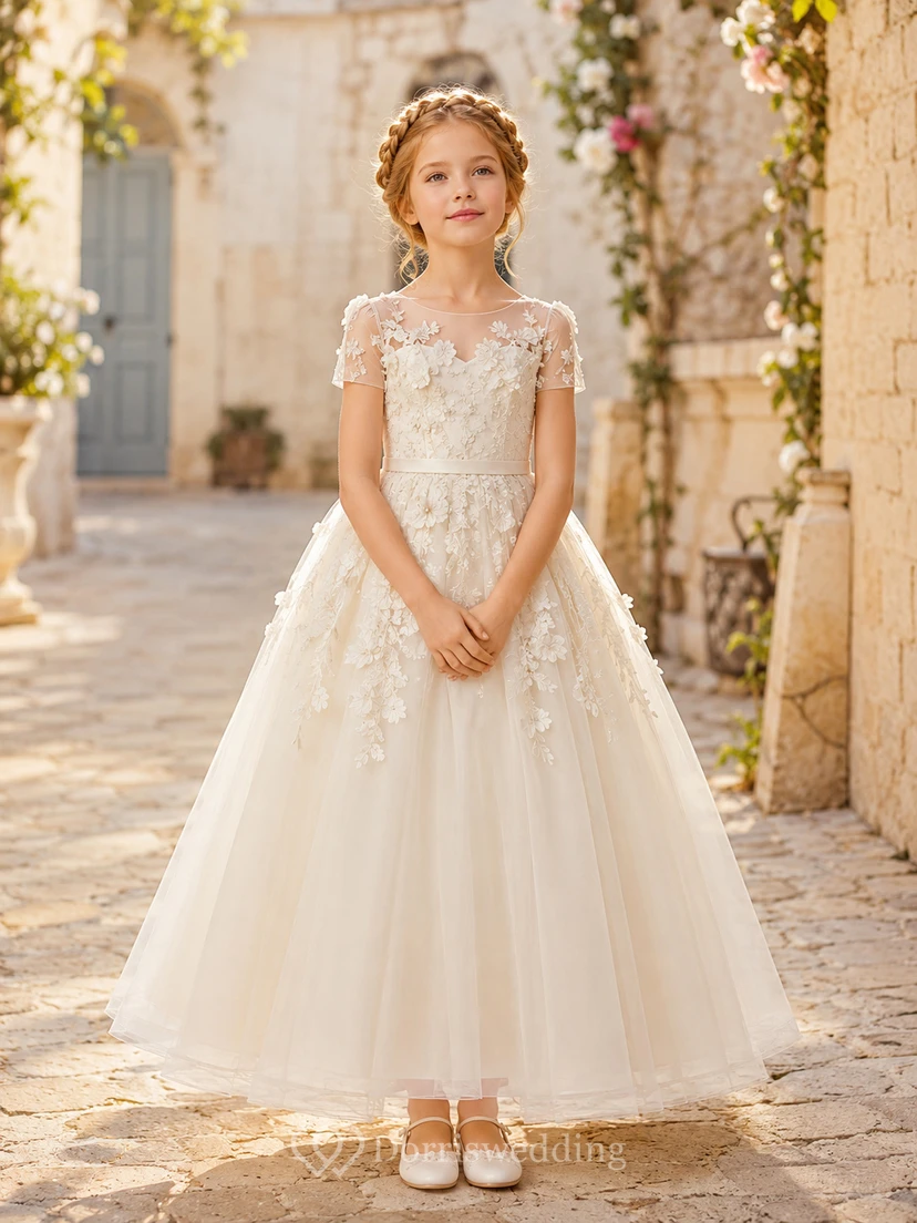 Blumenmädchenkleid aus elfenbeinfarbener Spitze und Tüll, A-Linie, kurze Ärmel, Rundhalsausschnitt, Teelänge, Schärpendetails