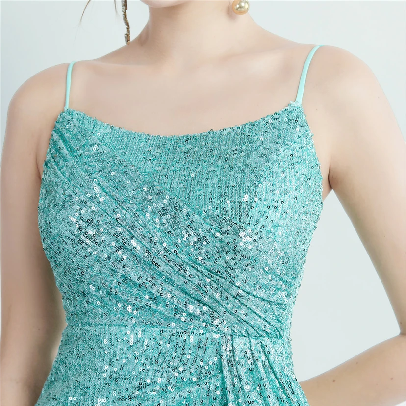 Robe de soirée longue à sequins haute densité, plissée, fendue sur le côté et à bretelles view 53