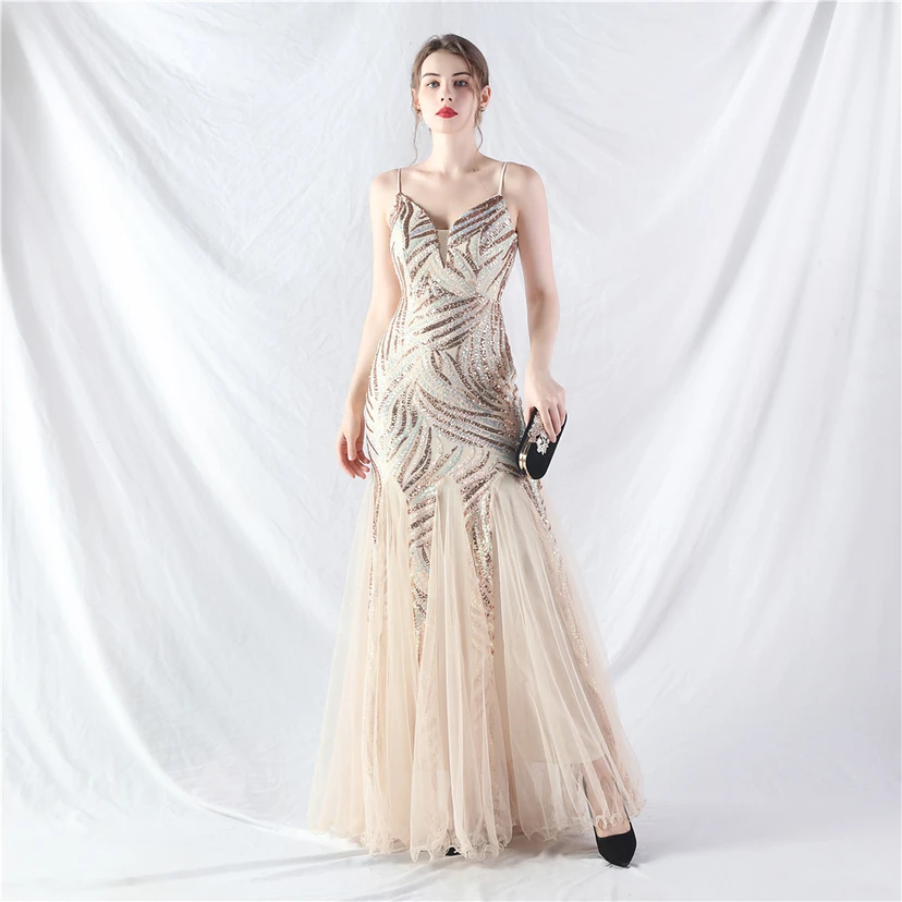 Paillettenbesetztes Abendkleid aus Netzstoff und Trägern view 67