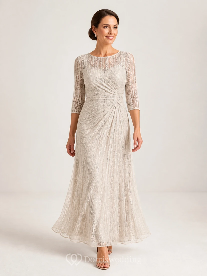 Robe de mariée texturée et sobre pour femmes mûres, coupe trapèze, manches trois-quarts, en dentelle texturée, longueur cheville, col bateau.