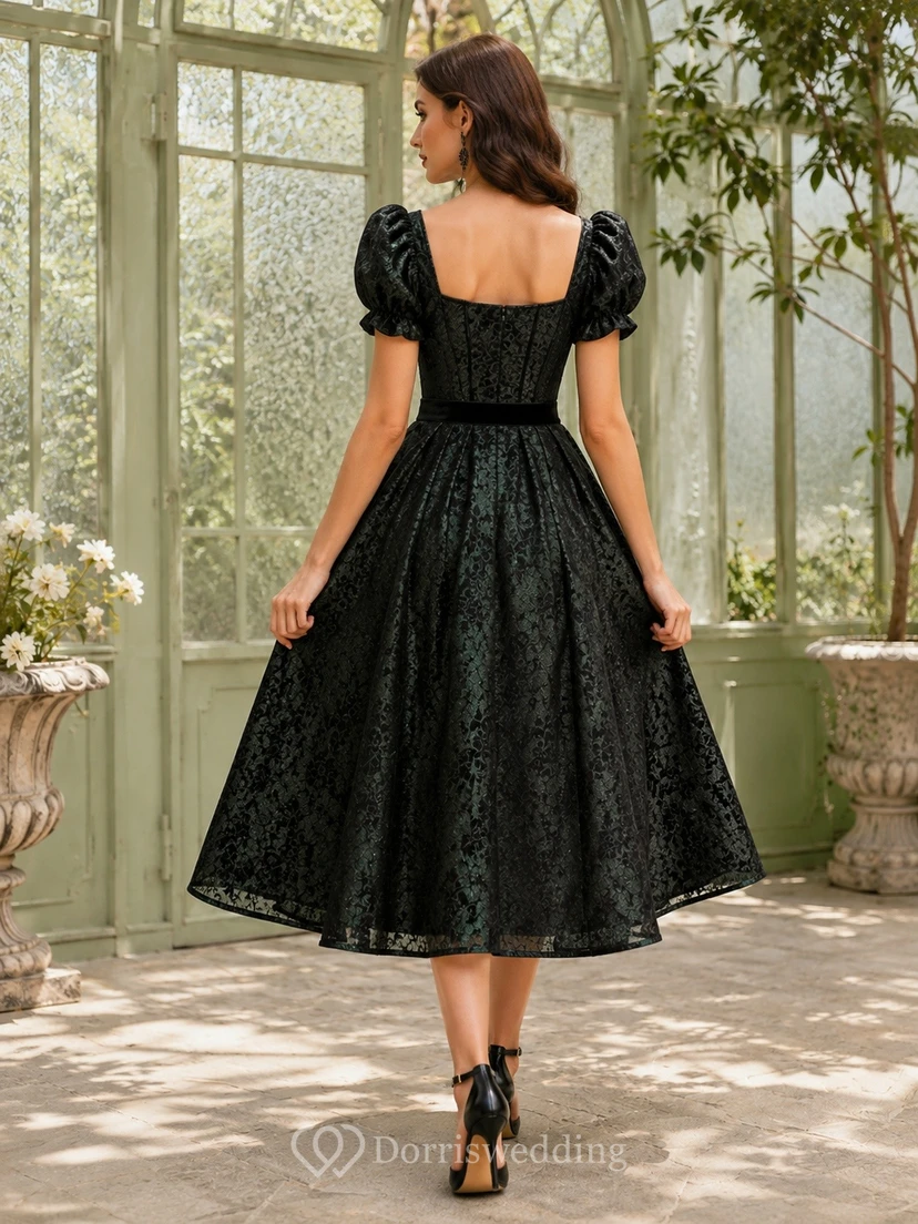 Schwarzes Taftkleid im Gothic-Stil mit eckigem Ausschnitt, Puffärmeln und A-Linien-Schnitt, wadenlang. view 2